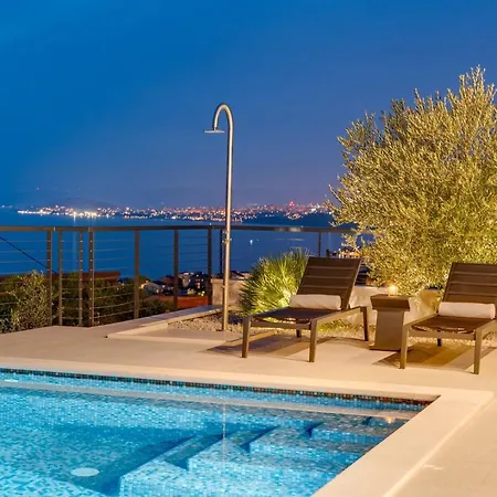 Stylish Olea With Heated Pool And Panoramic Sea Views Podstrana